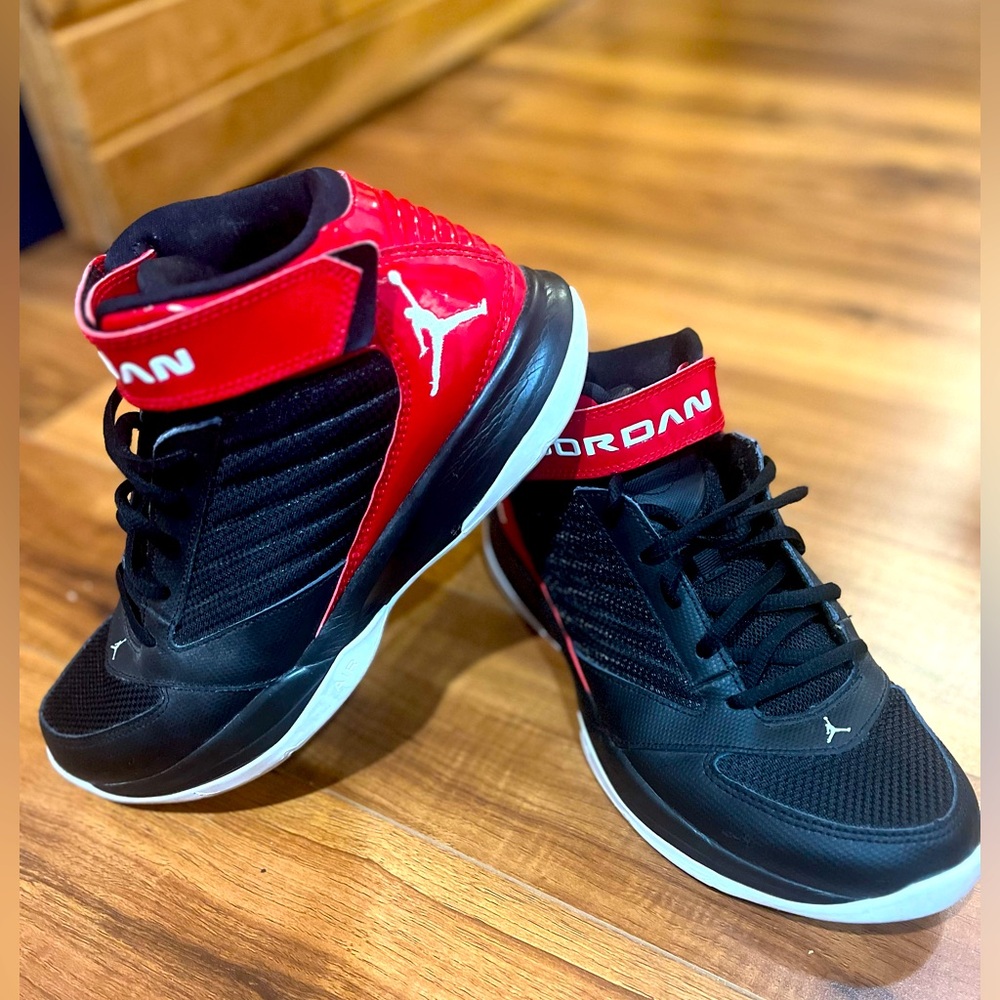 🔥Like New🔥Nike Air Jordan-  BCT MID 3 - Size 8 - 684829-001
